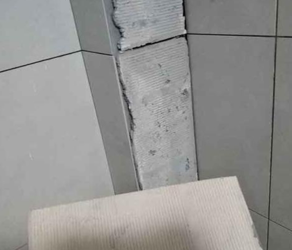 海棠瓷砖空鼓维修公司分享下厨房瓷砖脱落的补救措施。